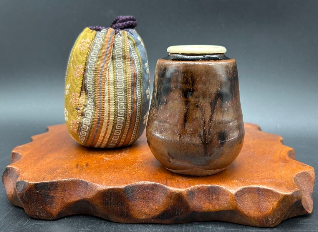 陶器　瀬戸焼　古瀬戸肩衝茶入　加藤作助造　仕覆付き　茶道具　茶道　印あり