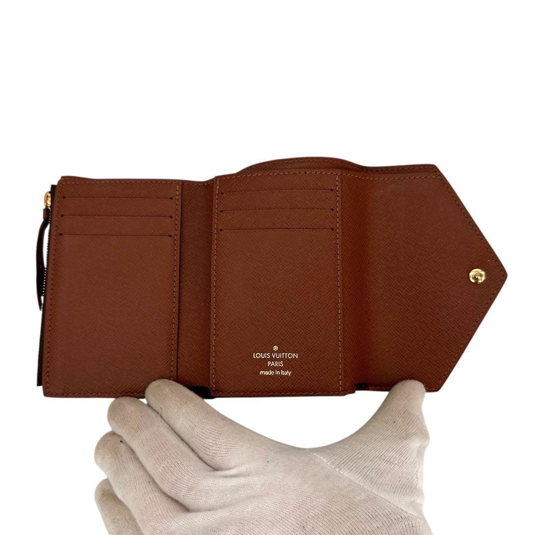 未使用級 新型 ルイヴィトン モノグラム ヴィクトリーヌ 三つ折り財布 茶色