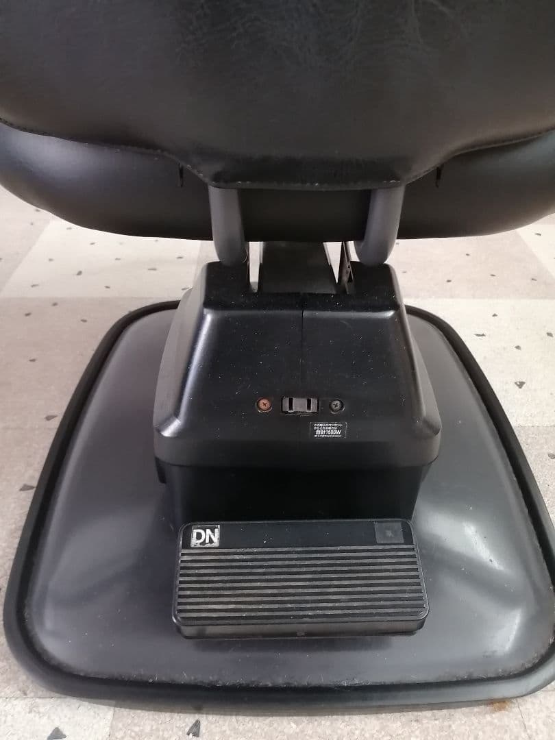 タカラベルモント合成皮革の電動美容院用カット椅子③