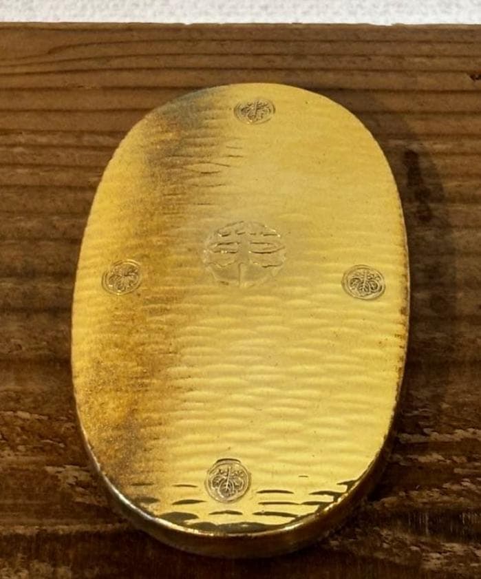 金色 楕円形 鍔(つば) 打ち出し模様