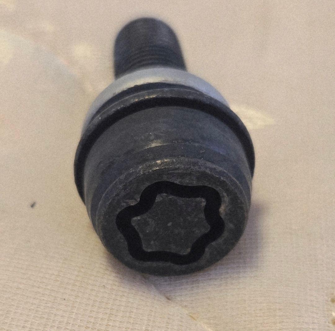 ☆盗難防止対策　クラウンスポーツ 純正ホイールロックボルト 　ブラック☆