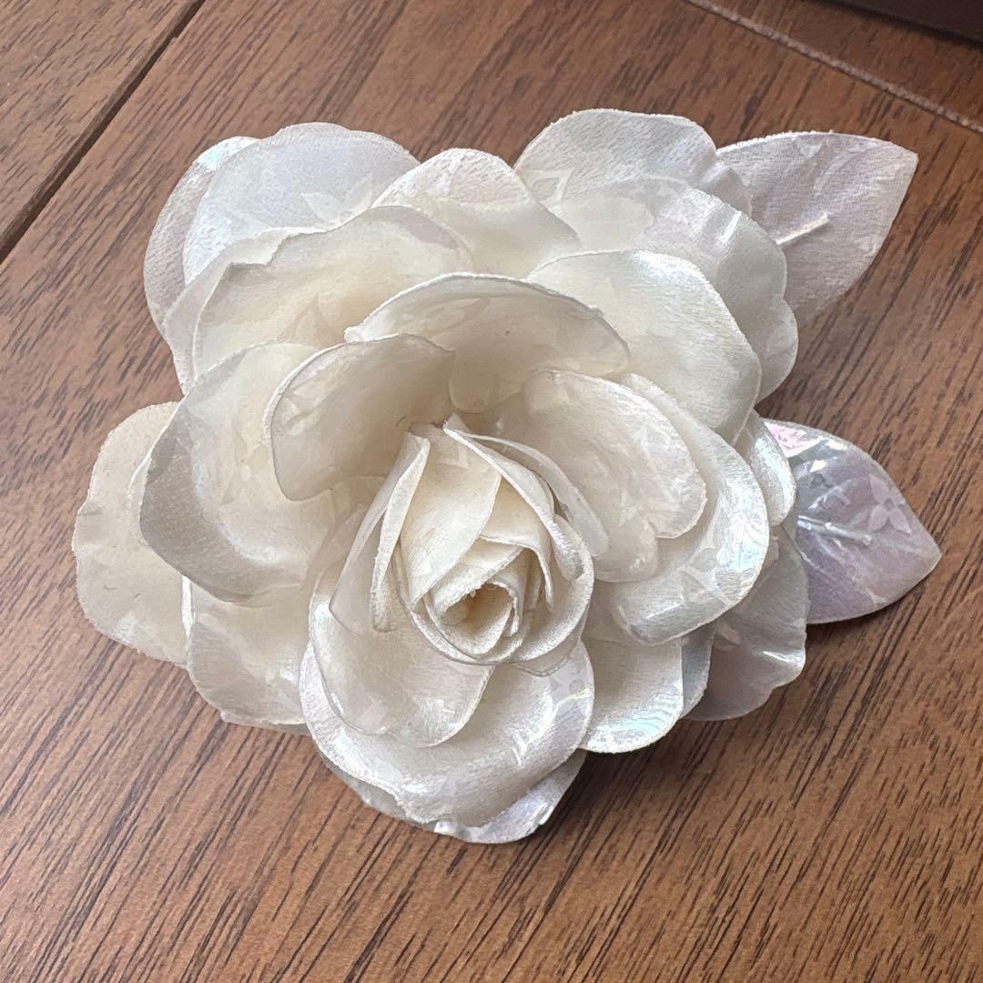 LOUIS VUITTON ホワイト花　ブローチ　コサージュ　ほぼ未使用