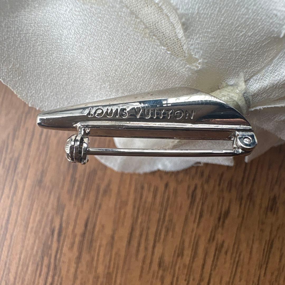 LOUIS VUITTON ホワイト花　ブローチ　コサージュ　ほぼ未使用