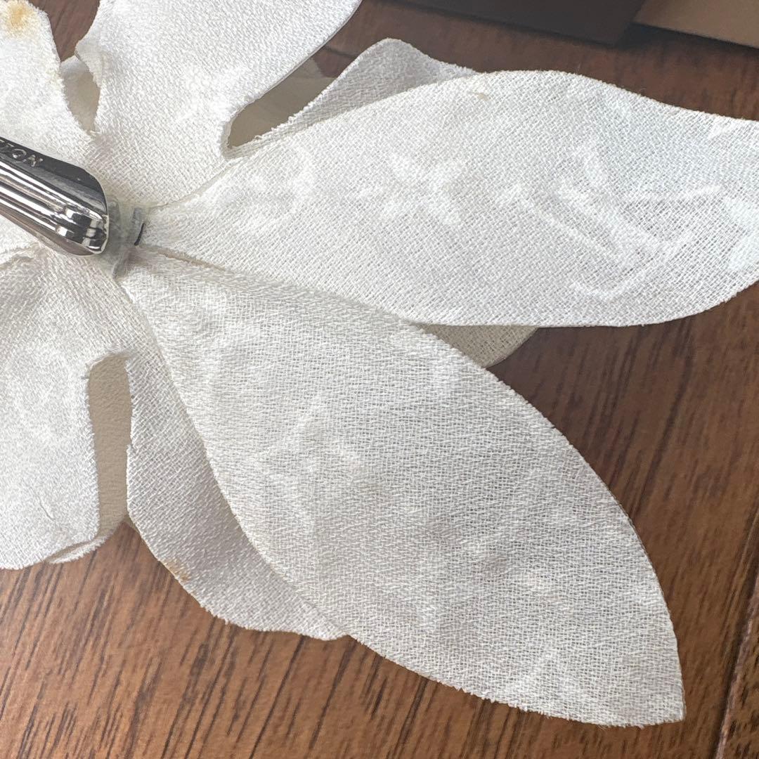 LOUIS VUITTON ホワイト花　ブローチ　コサージュ　ほぼ未使用
