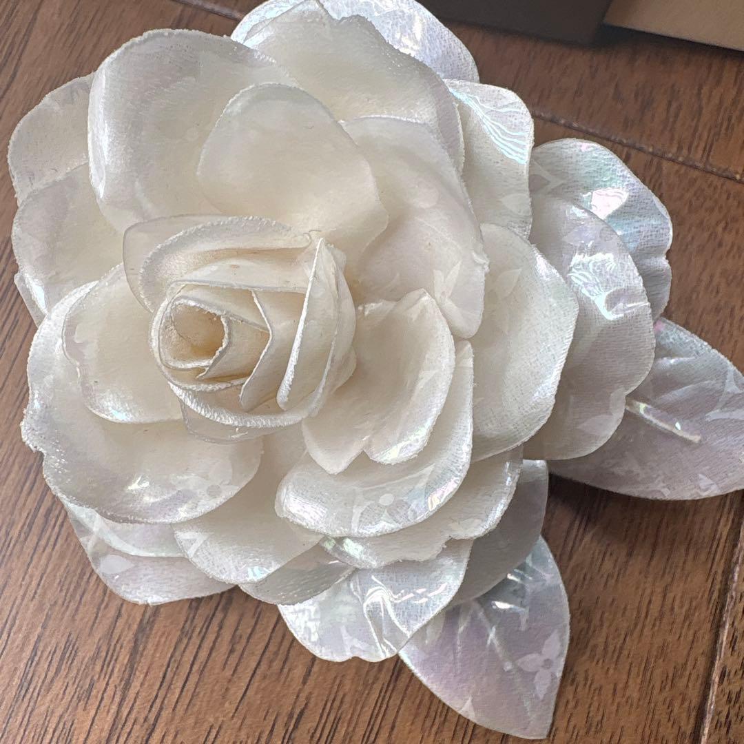 LOUIS VUITTON ホワイト花　ブローチ　コサージュ　ほぼ未使用