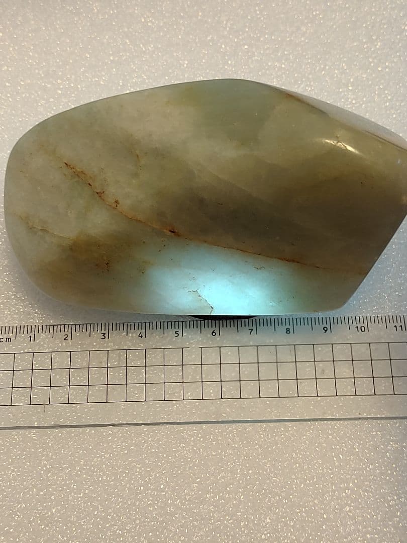 ミャンマー産 翡翠原石451g 薄いグリーンの色合い 光の透過が高い石質です。