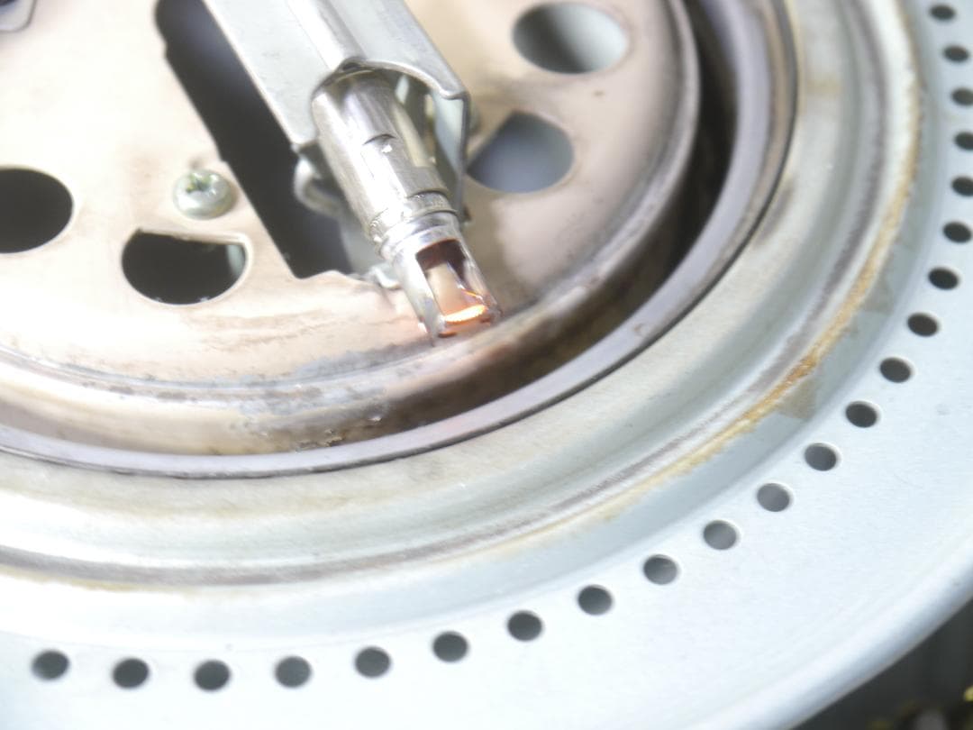 お値引中❤送料無料　2013年　コロナ　ホワイト　石油ストーブ 安全ガード付き