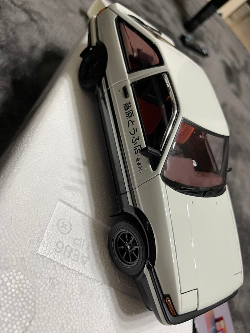 AUTOart 1/18　トヨタ スプリンター トレノ (AE86) 頭文字 D