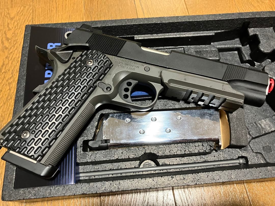 東京マルイ ナイトウォーリア　ガスブローバックガン　予備マガジン付き