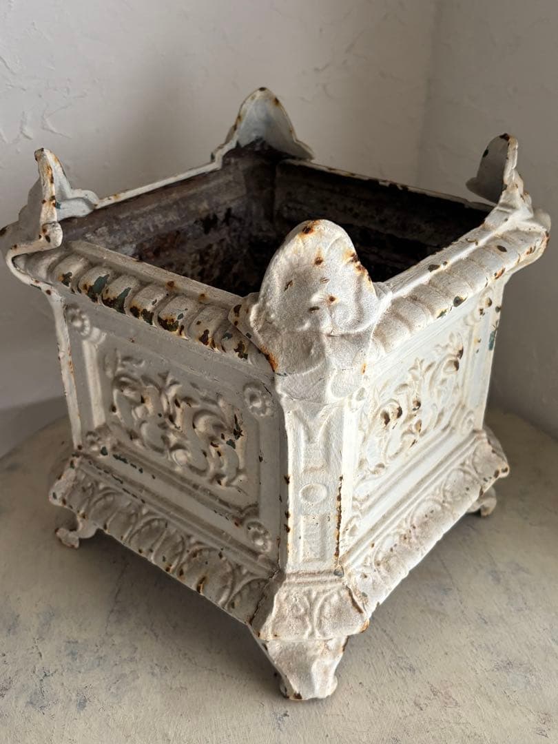 フランスアンティーク 鋳鉄製 白いプランター　ガーデニング