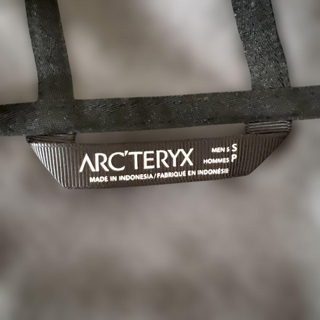 Arc'teryx ダークグレー フルジッパー パーカー