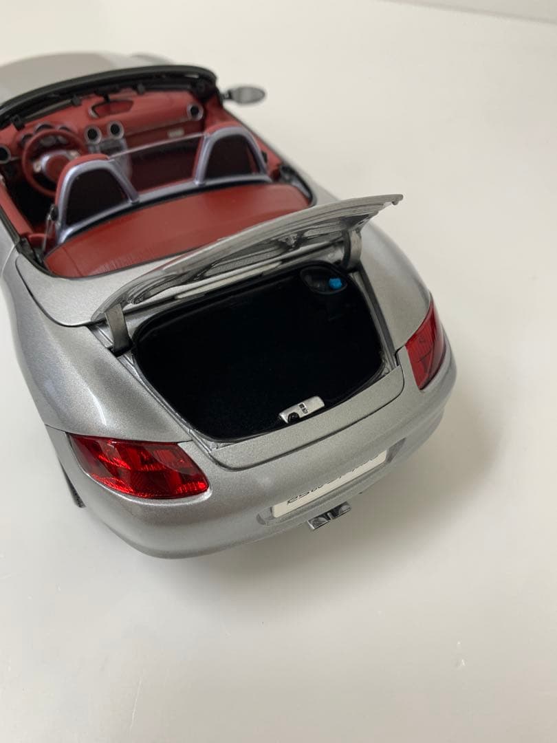 ポルシェ ボクスター 1/18 ミニカー シルバー/レッド