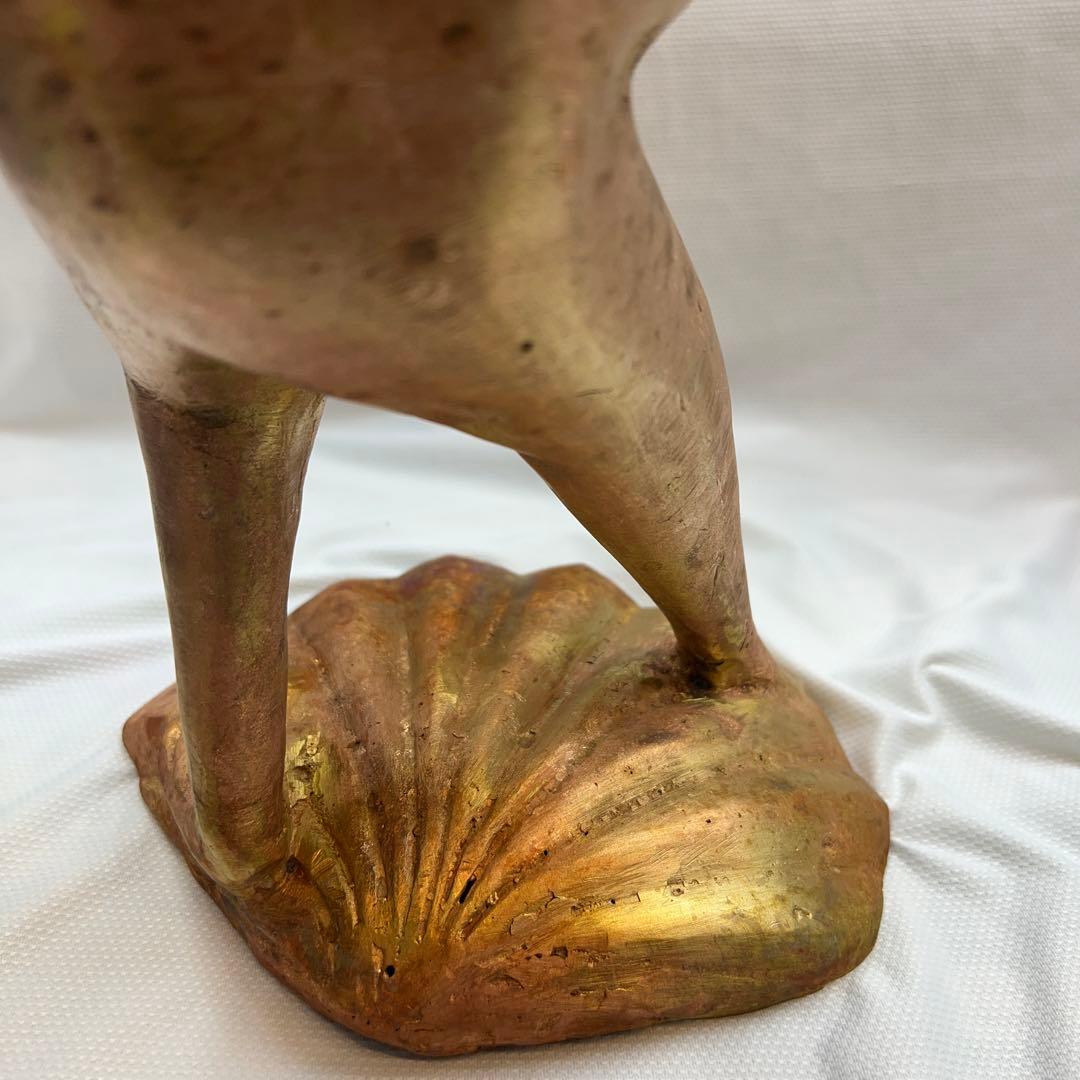 カエル（蛙）が葉っぱの傘を持ってる真鍮の置物