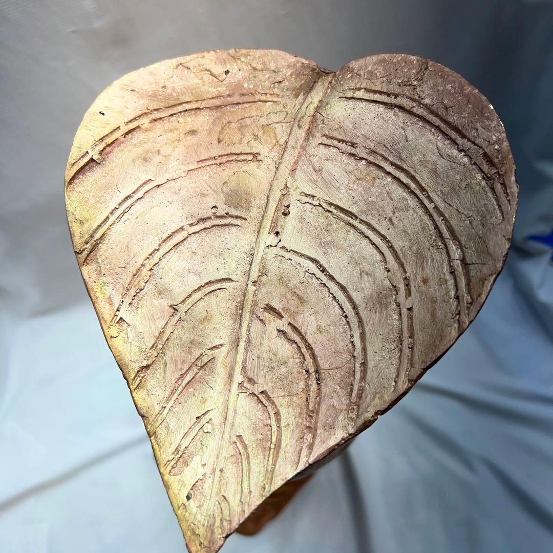 カエル（蛙）が葉っぱの傘を持ってる真鍮の置物