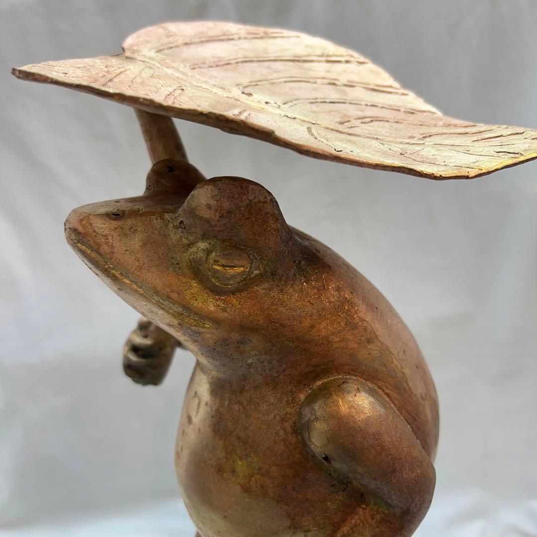 カエル（蛙）が葉っぱの傘を持ってる真鍮の置物