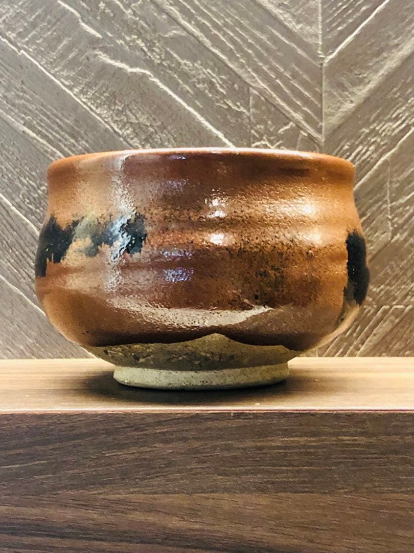 究極の古美術◾️蔵から茶黒のめちゃくちゃ雰囲気のある抹茶茶碗が出て来ました。