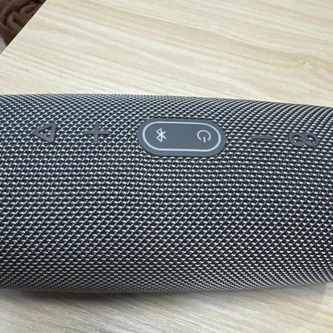 JBL charge5 グレー　ゴム部分の一部欠け以外は超美品