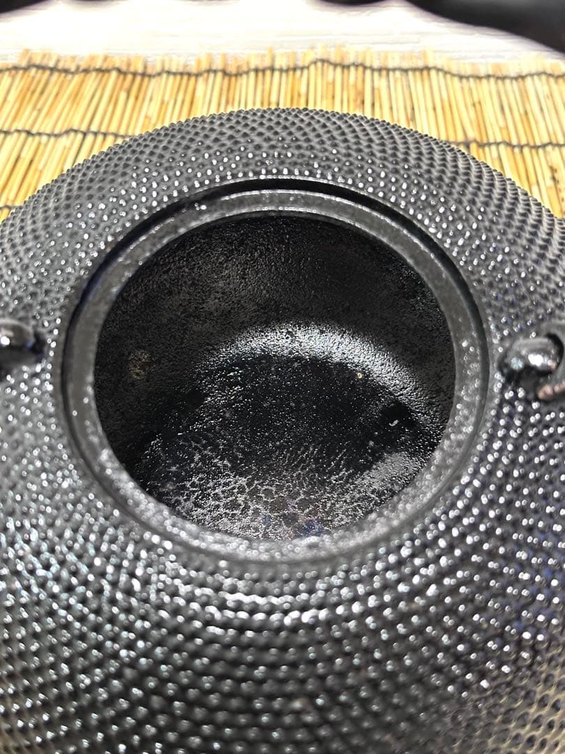 未使用品、供箱付　南部名工金秀 及春鋳造 算盤形捻鉉アラレ　南部鉄瓶　南部鉄器