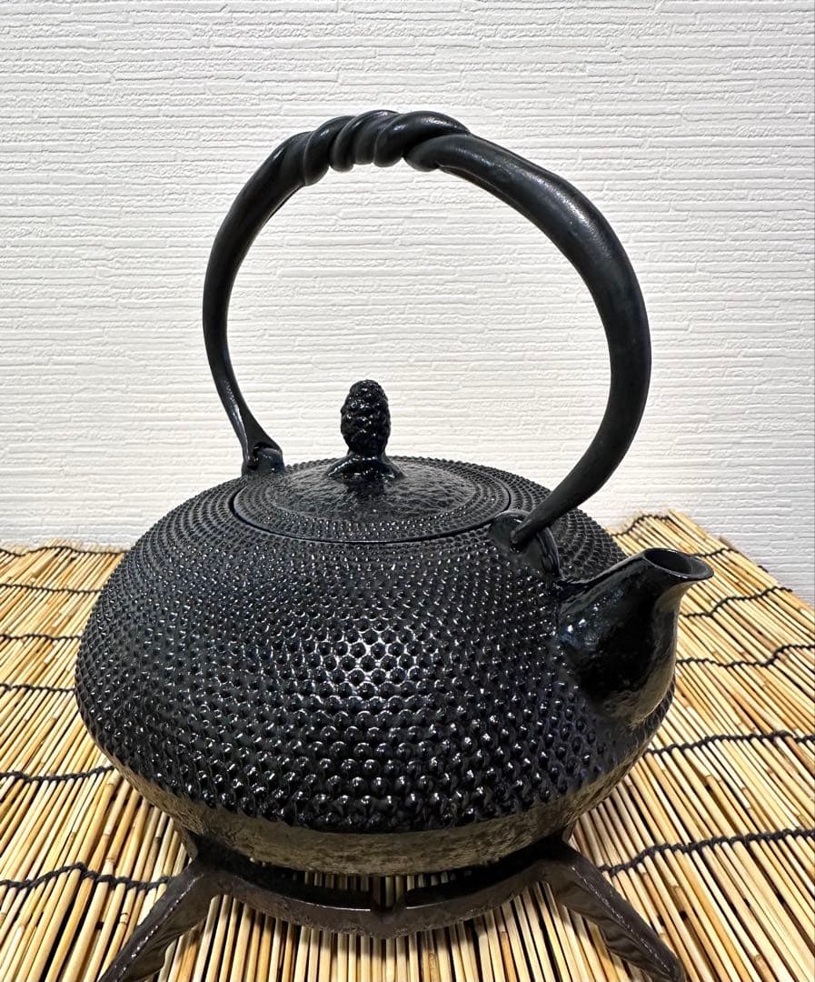 未使用品、供箱付　南部名工金秀 及春鋳造 算盤形捻鉉アラレ　南部鉄瓶　南部鉄器