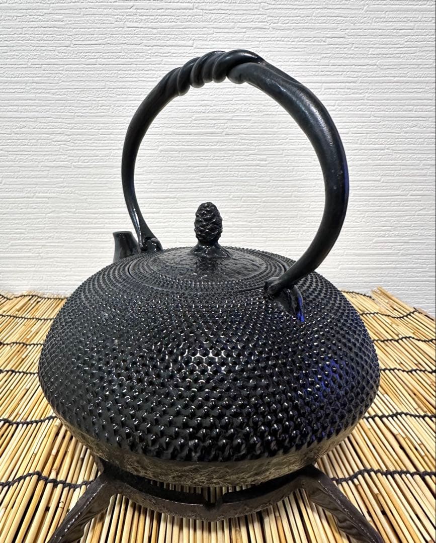 未使用品、供箱付　南部名工金秀 及春鋳造 算盤形捻鉉アラレ　南部鉄瓶　南部鉄器