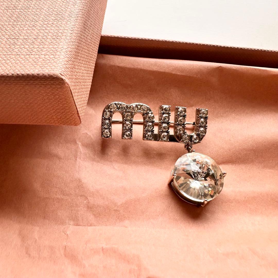 Miu Miu ロゴダングルブローチ