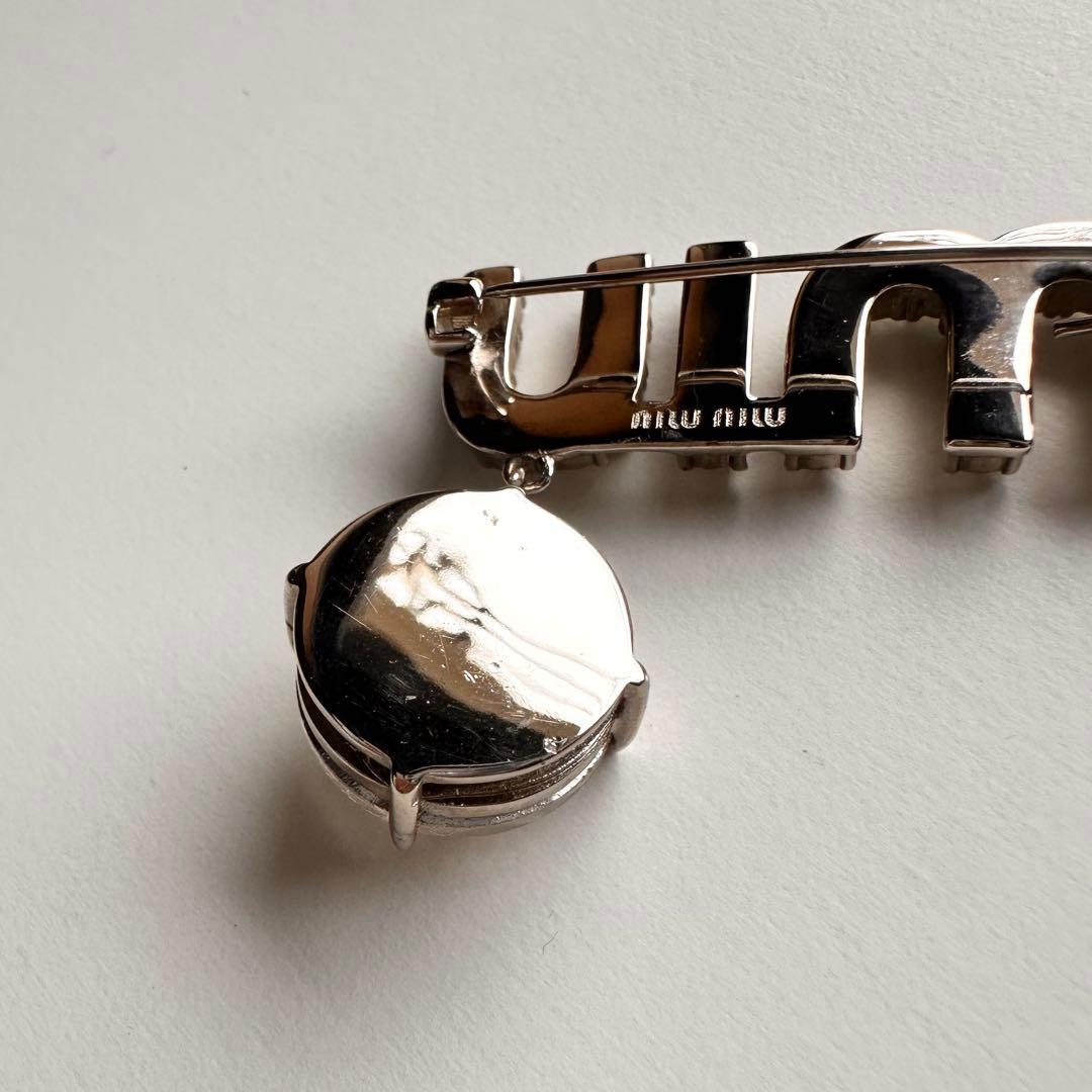 Miu Miu ロゴダングルブローチ