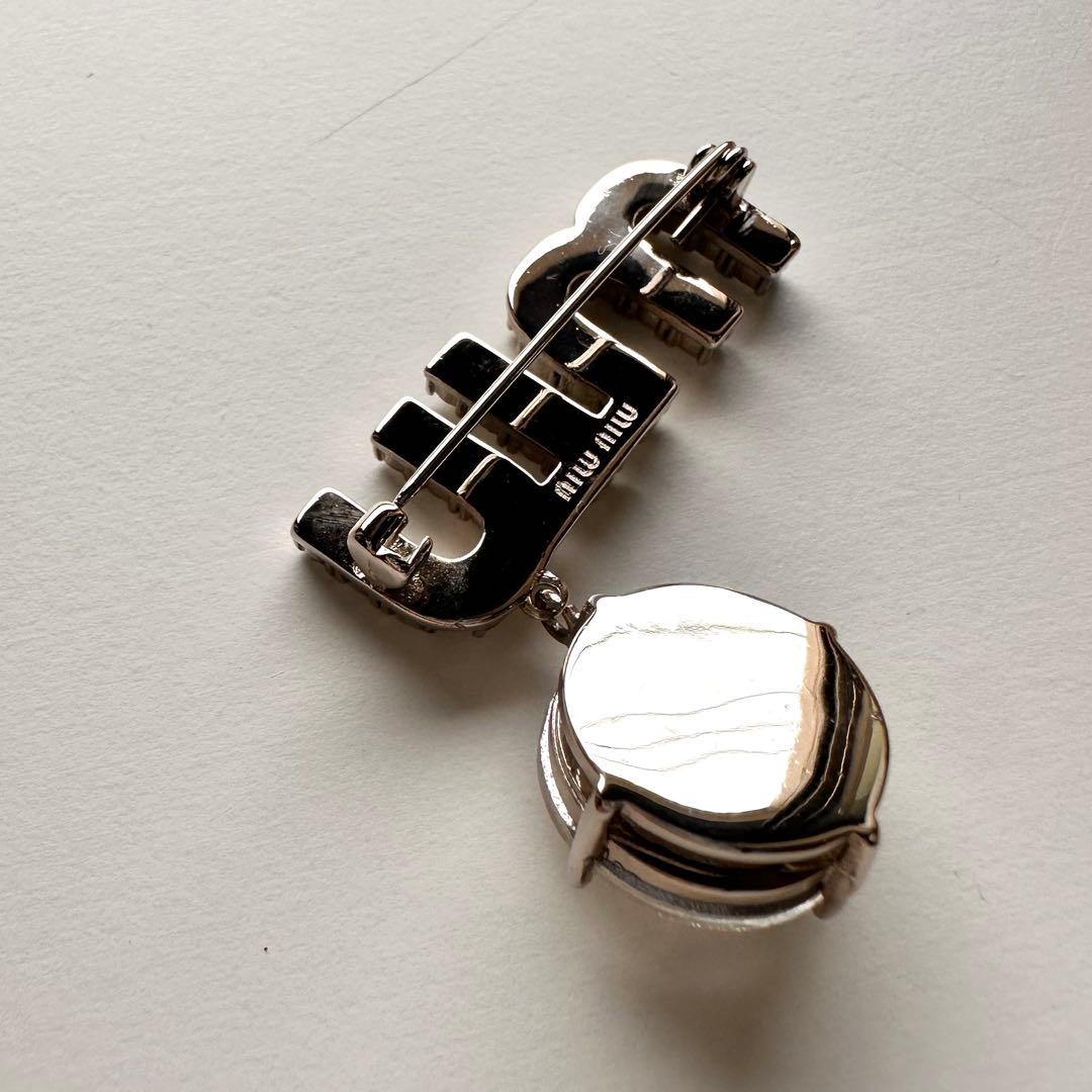 Miu Miu ロゴダングルブローチ