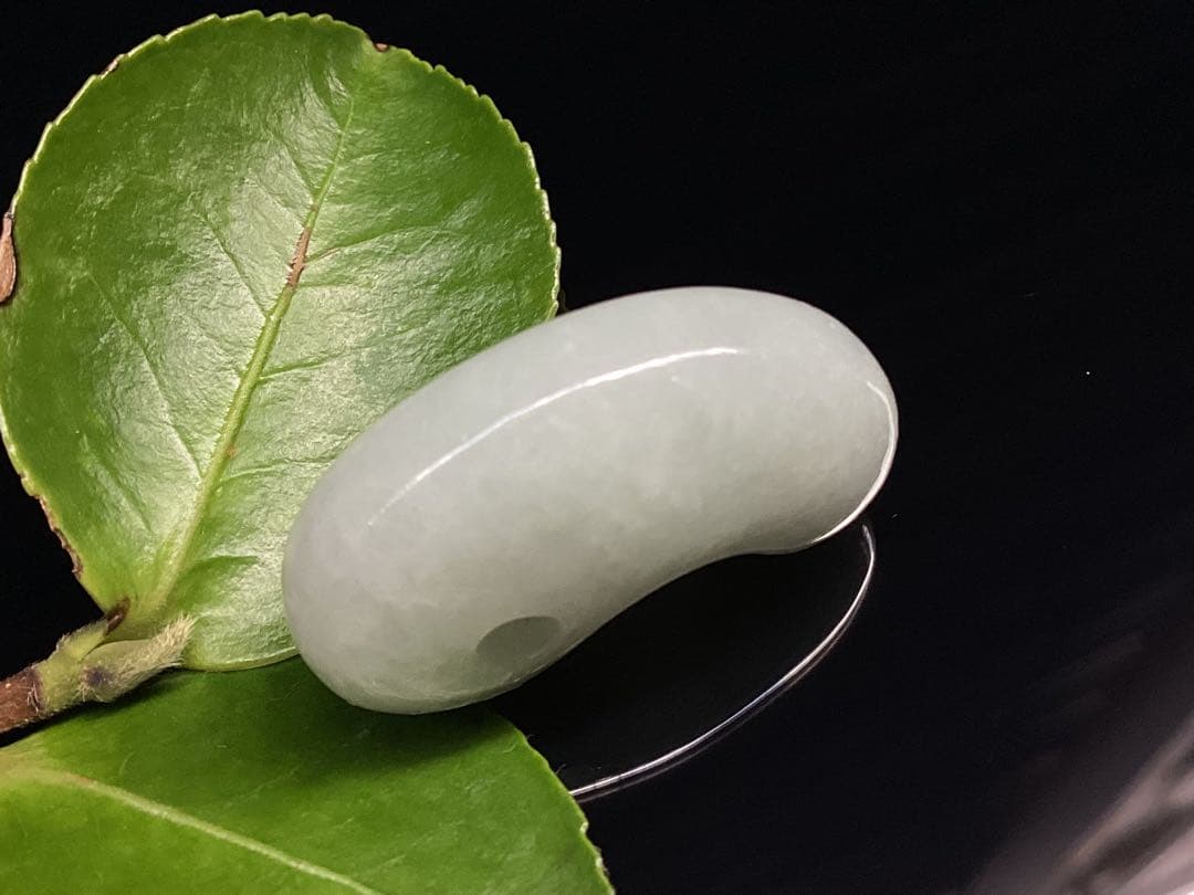 破格お値段です‼️氷アイスジェイド糸魚川翡翠勾玉　本物の守護石をお身近に鑑別書付‼️