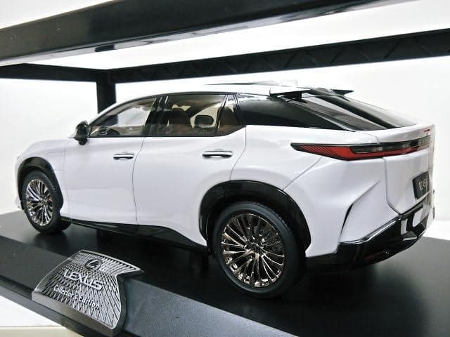 1/18 レクサス RZ 450e ミニカー　模型　完成品　展示台付き　ホワイト