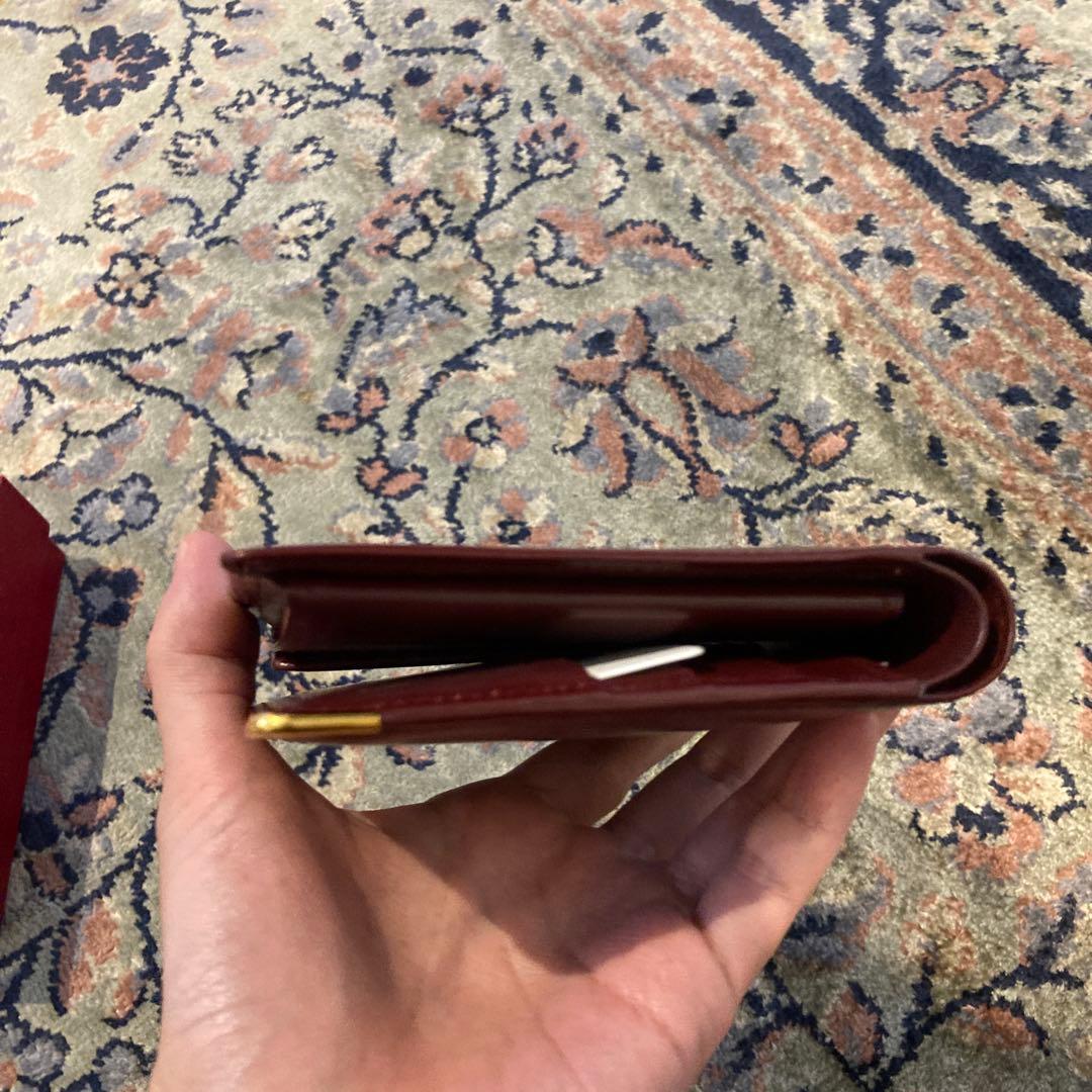 Cartier カルティエ　エンボスロゴ　二つ折り財布 ボルドー