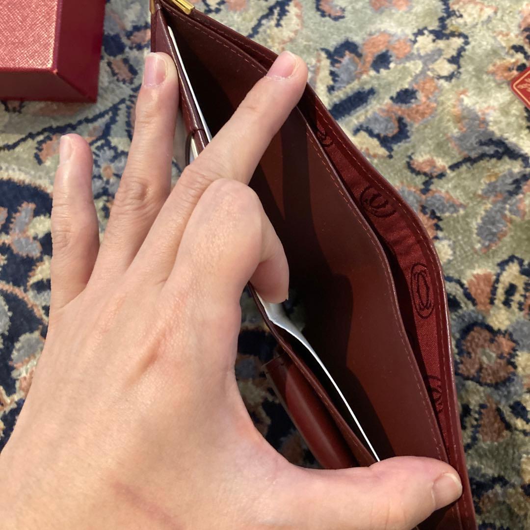 Cartier カルティエ　エンボスロゴ　二つ折り財布 ボルドー
