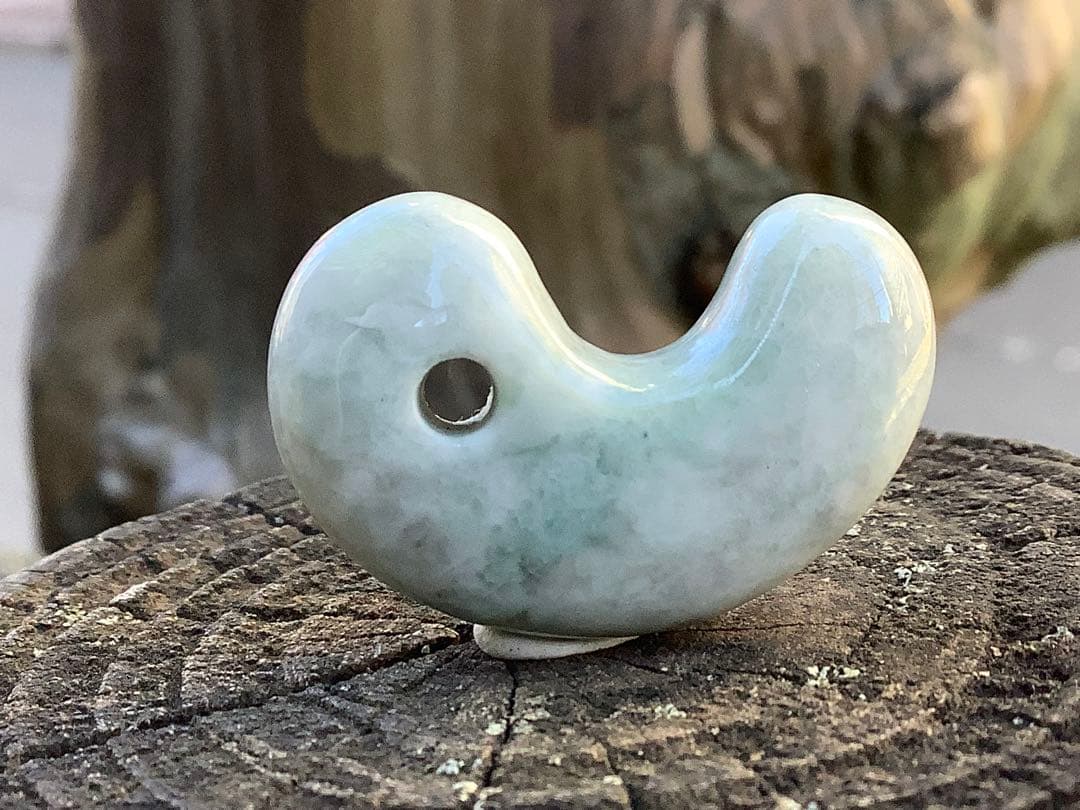 ✳アイスジェイド氷肌紋様‼️ 糸魚川翡翠勾玉　本物を守護石に　機械鑑定鑑別書付