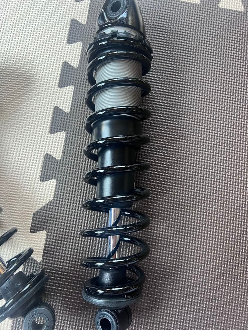 ロードグライド2024年式　純正リアショック