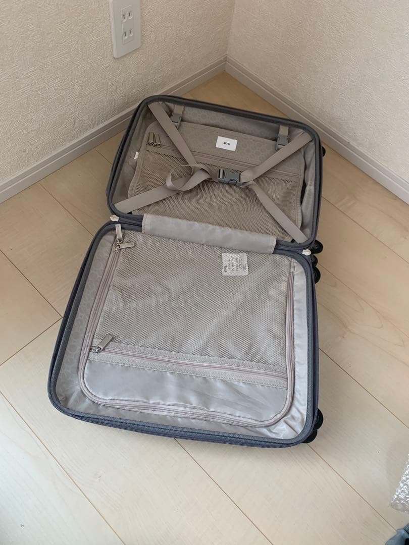 ace. グレー 中型キャリーケース 保護袋付き　鍵なし