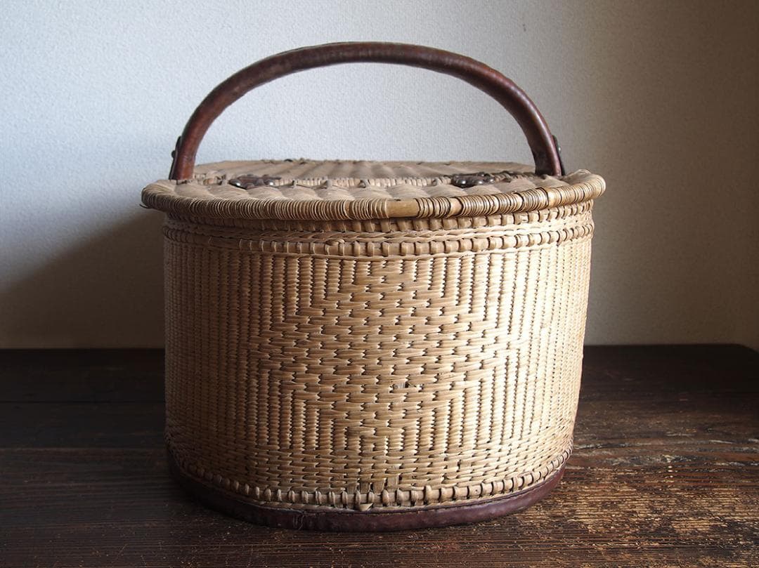ふた付き 皮ハンドル大きなバスケット 民藝 パニエ かご細工 柳 籐/K351
