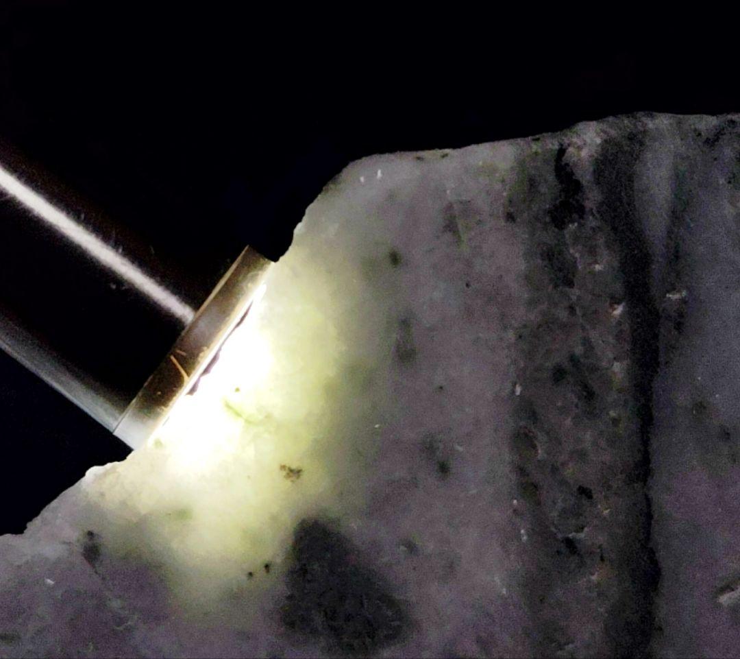 ★翡翠原石★稀少！下仁田翡翠【カチ割り・5面磨き577ｇ】