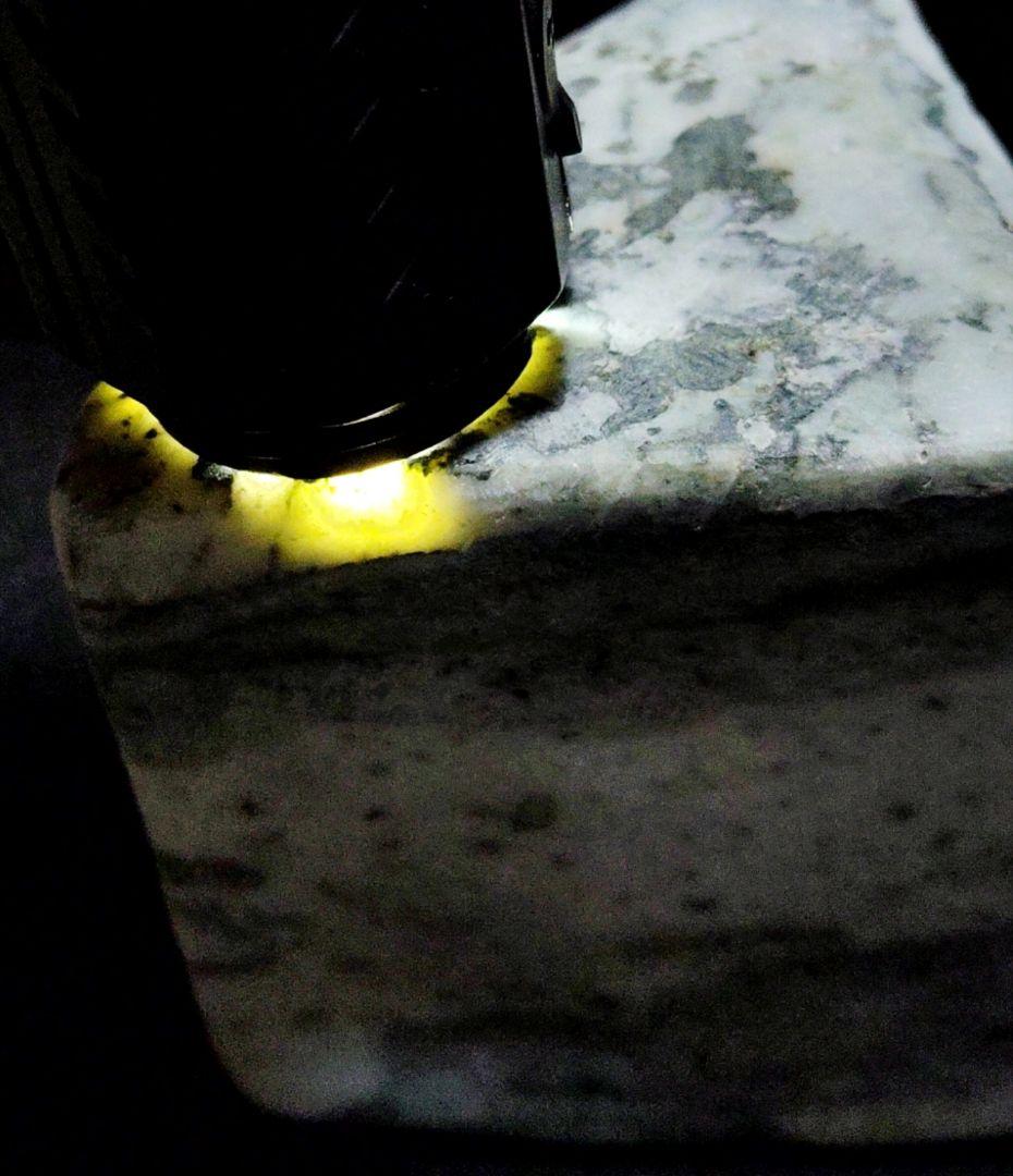 ★翡翠原石★稀少！下仁田翡翠【カチ割り・5面磨き577ｇ】