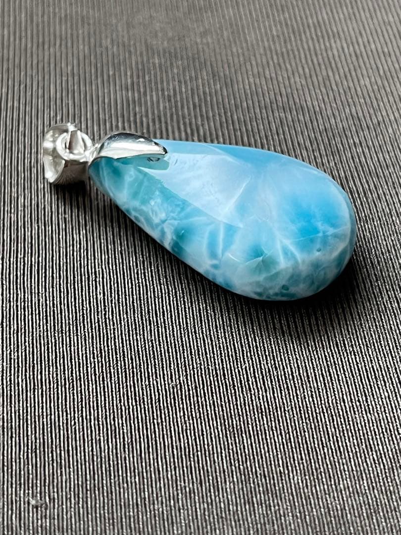 天然石ラリマー☆高品質！しずく型ペンダントトップ☆両面違う模様で素敵！