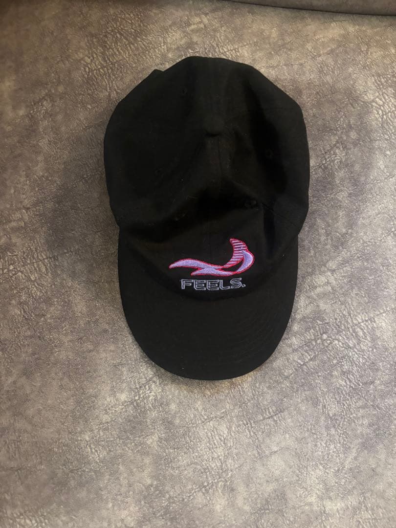 FEELS 刺繍ロゴ 黒キャップ