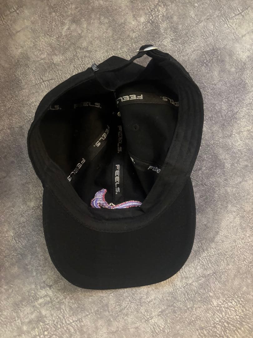 FEELS 刺繍ロゴ 黒キャップ
