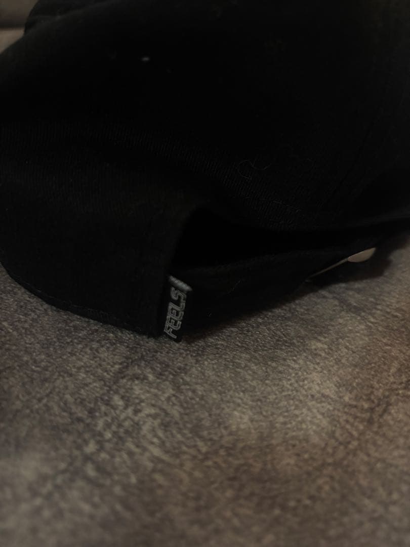 FEELS 刺繍ロゴ 黒キャップ