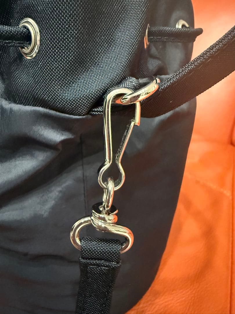 りんご　バレンシアガ　ドローストリング　ショルダーバッグ