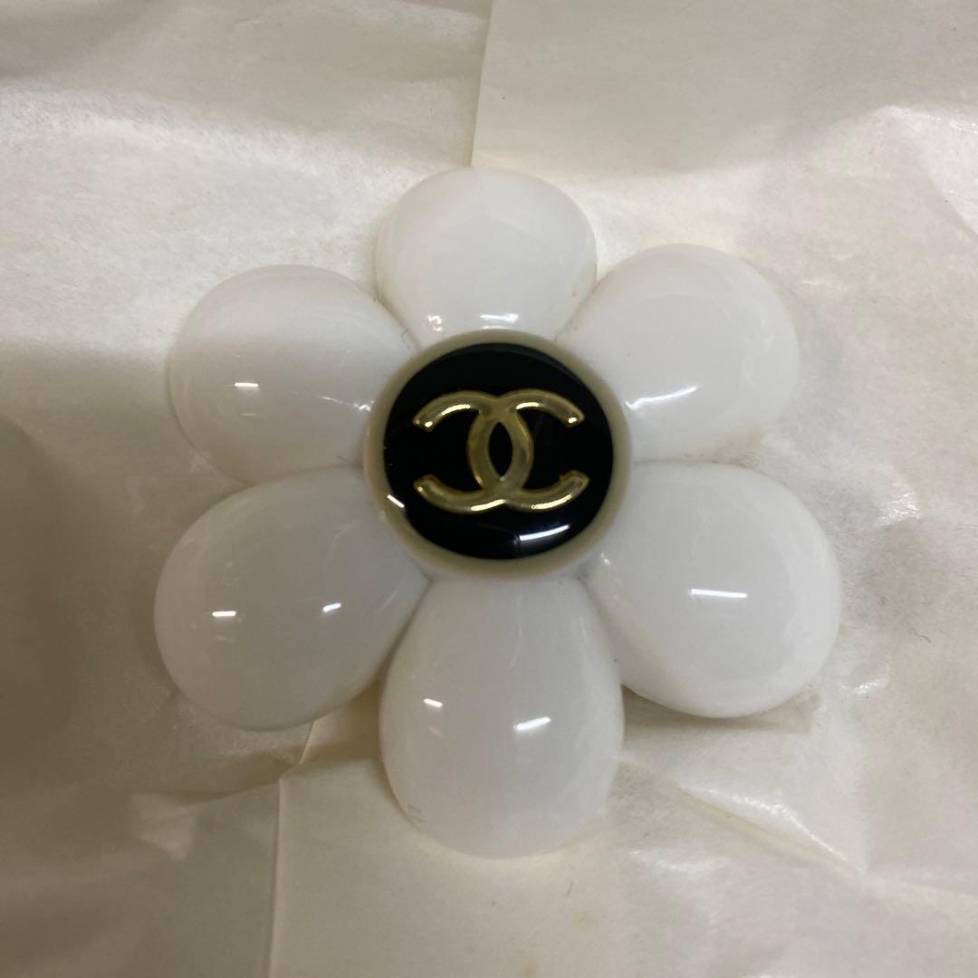 CHANEL 花型ブローチ ホワイト