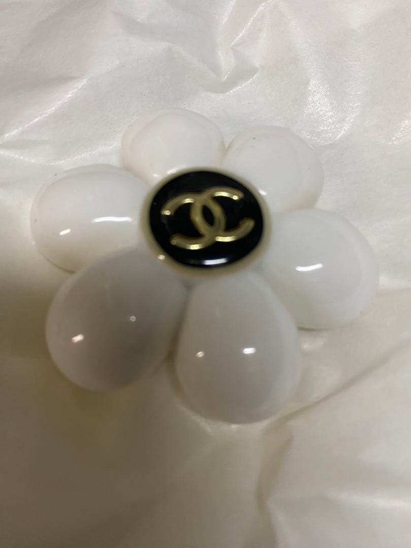 CHANEL 花型ブローチ ホワイト