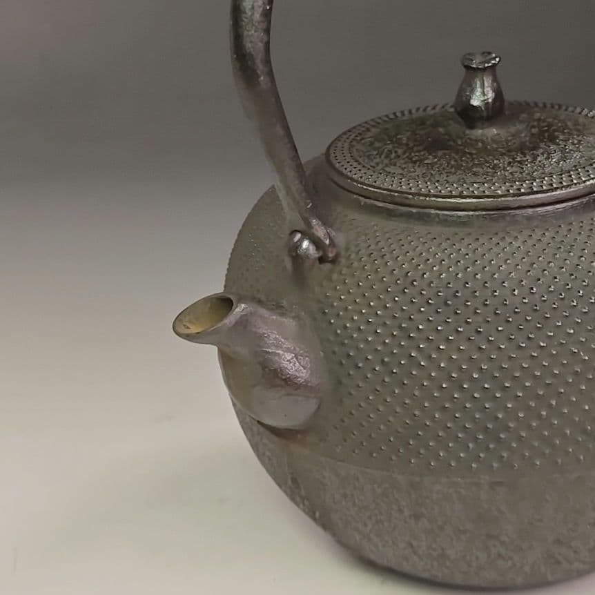 イ963 鉄瓶『南部　霰文　秀山作　鉄瓶』急須　水注　薬缶　茶瓶
