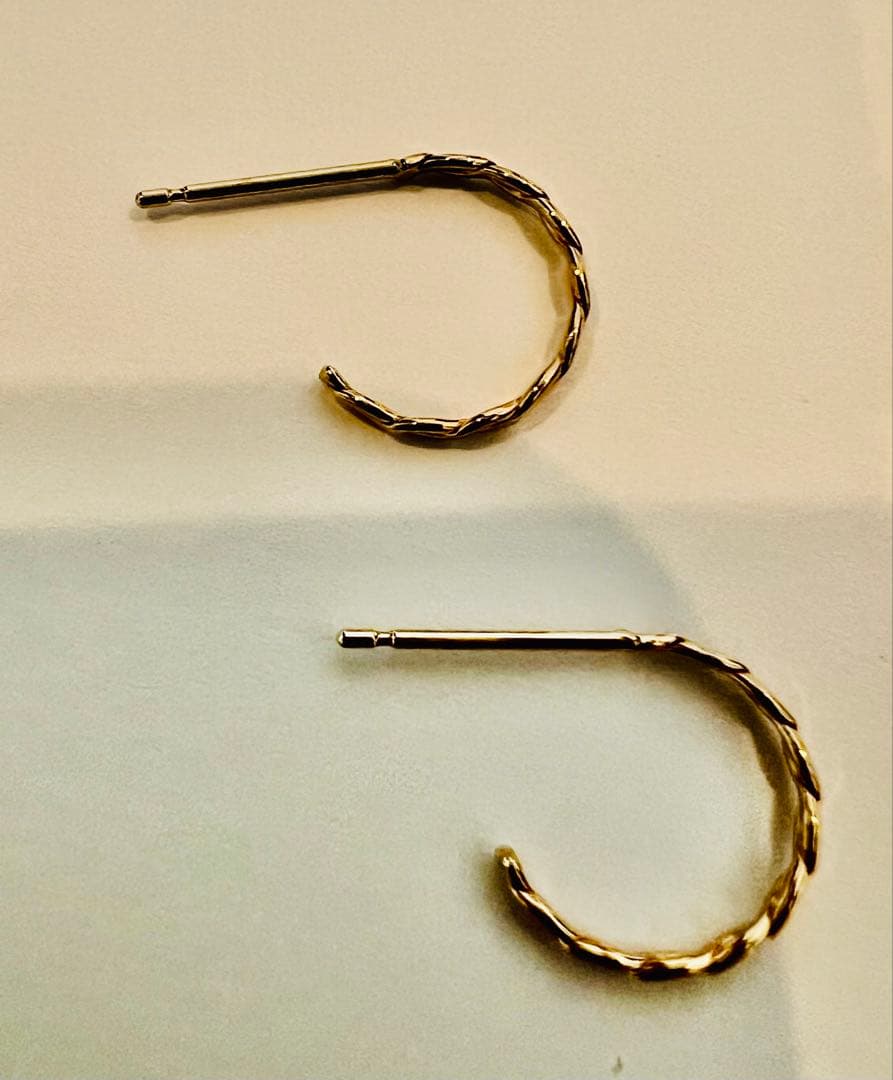 ツイストデザイン K10ゴールドフープピアス 新品未使用 プレゼントにも⭐︎