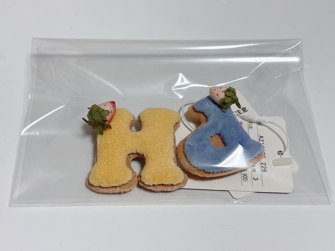 ピンクハウス　ロゴブローチ　イエロー