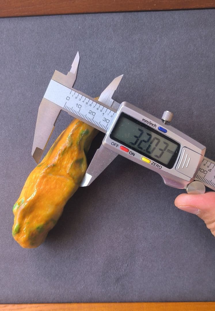 【極上】ミャンマー産黄翡翠のルース(186ｇ)