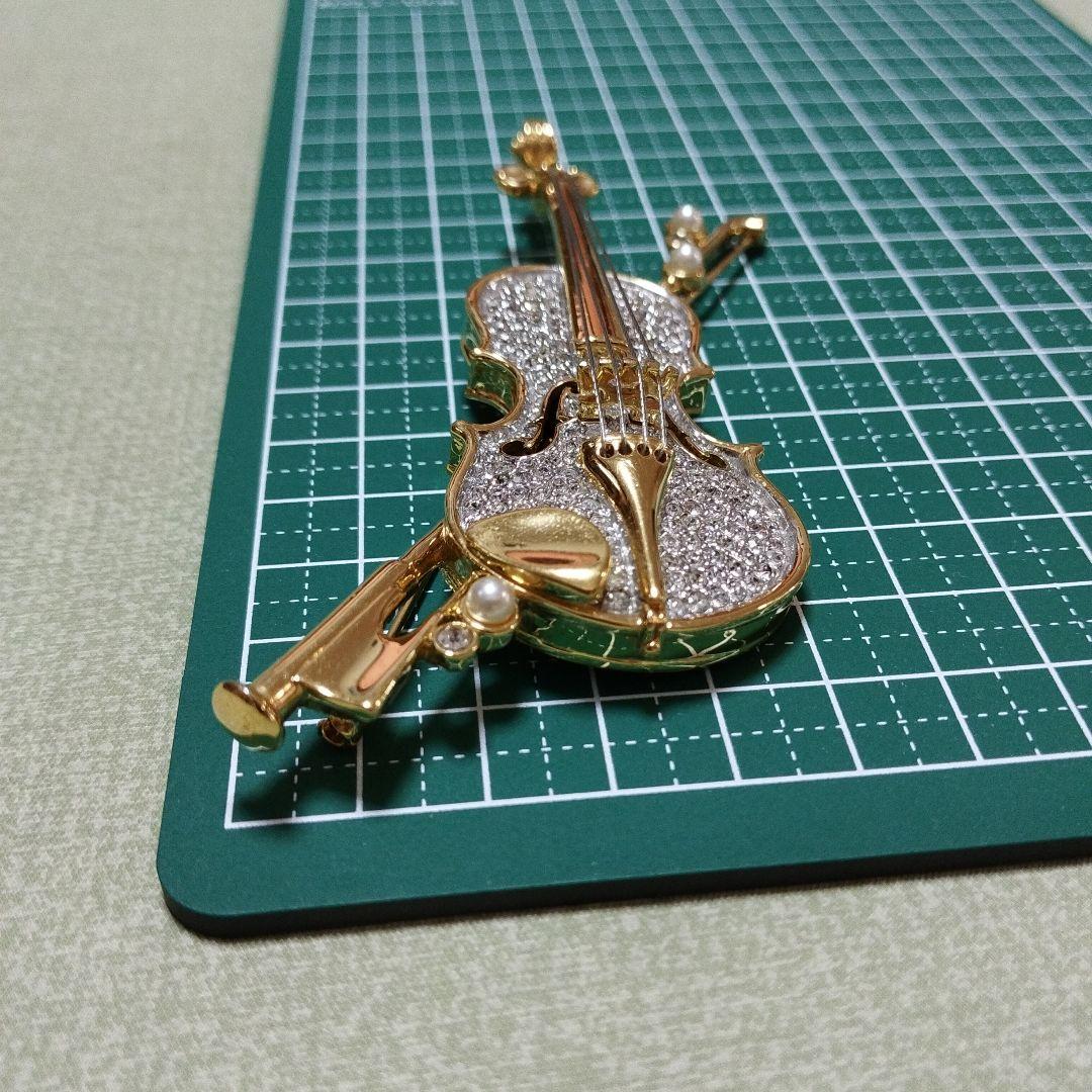 スワロフスキー　バイオリン　ブローチ