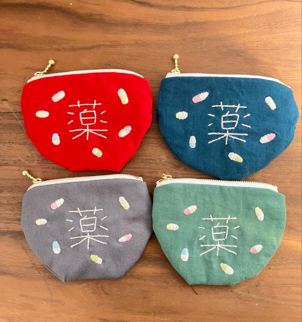 ななちゃんさま　専用ページ　薬ポーチ　刺繍　ハンドメイド